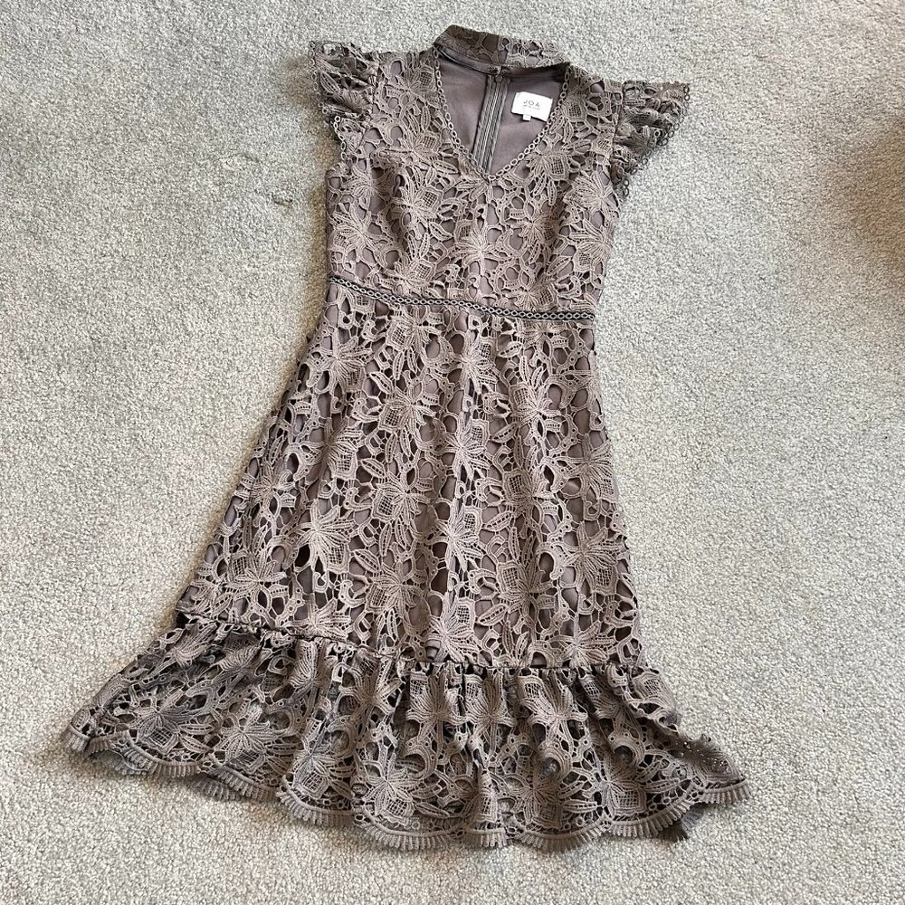 - J.O.A. Keyhole Lace Tiered Dress in Gray with Ruffled Sleeves SMALL - W562 - Picture 2 of 15